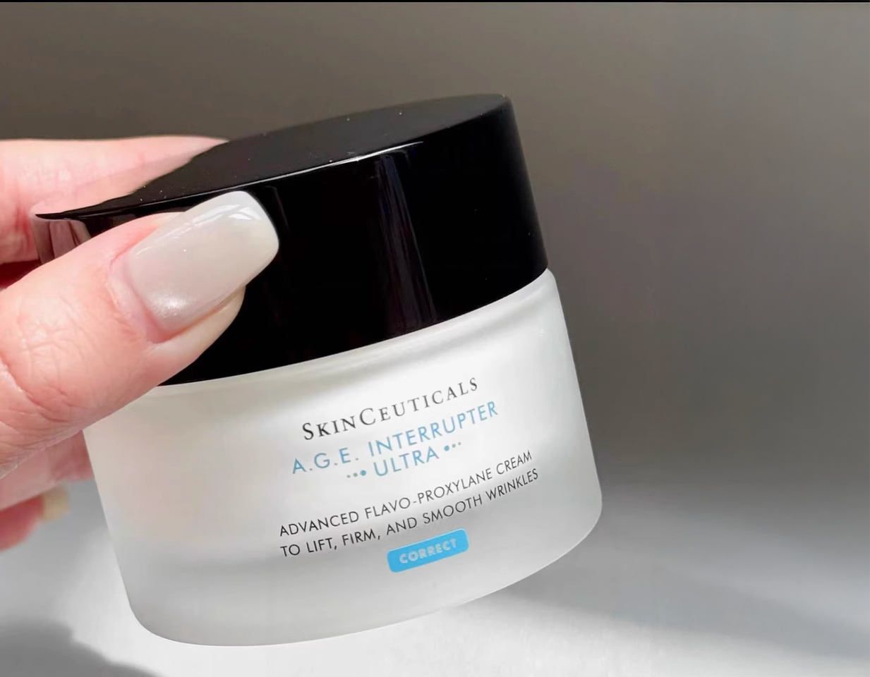 玻色因抗衰神话破灭?皮肤科医生揭示:短期救急与长期透支的真相