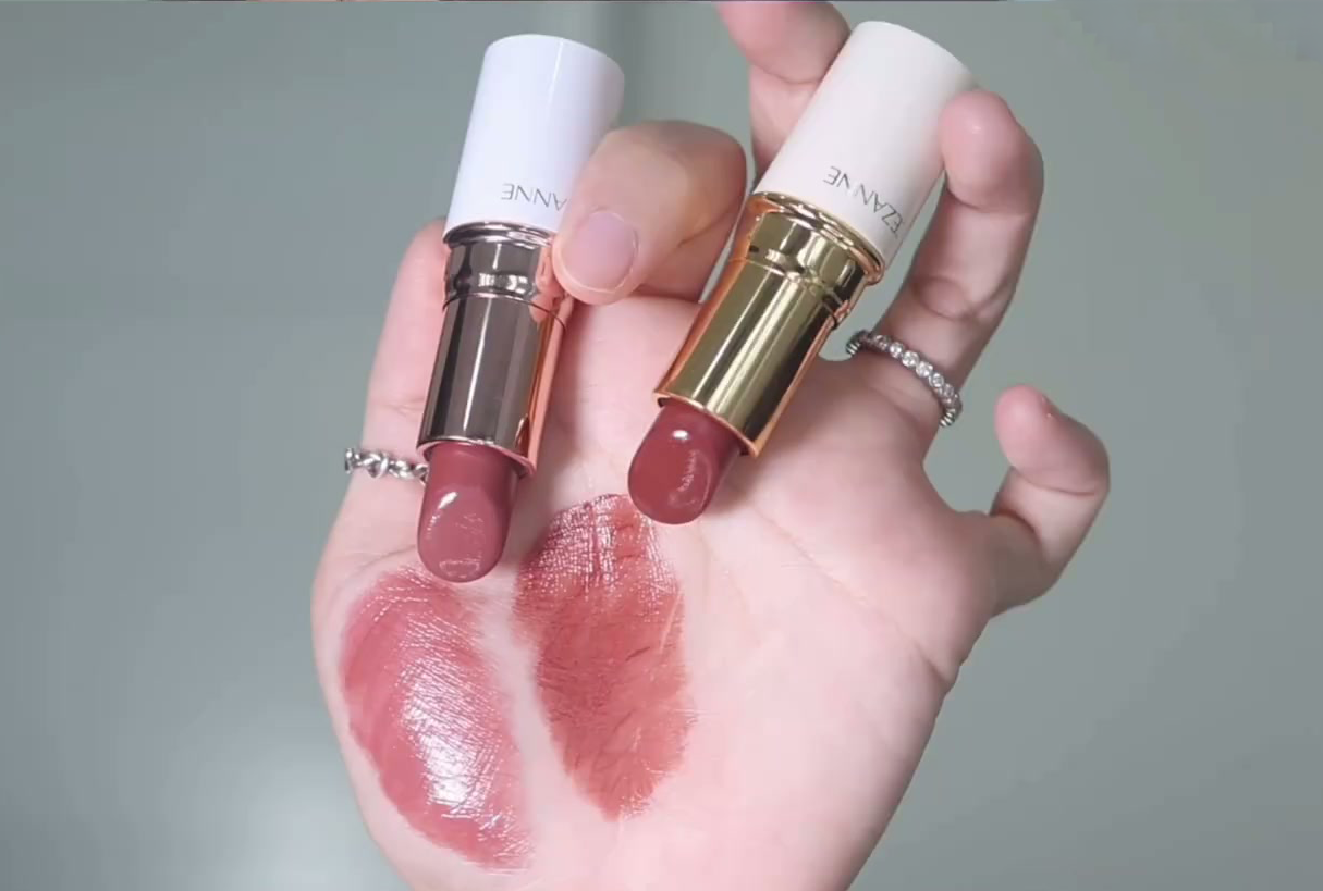 倩丽白胖子唇膏新旧版对比测评:17种保湿成分升级值不值?3组热门色号真人实测+选购指南