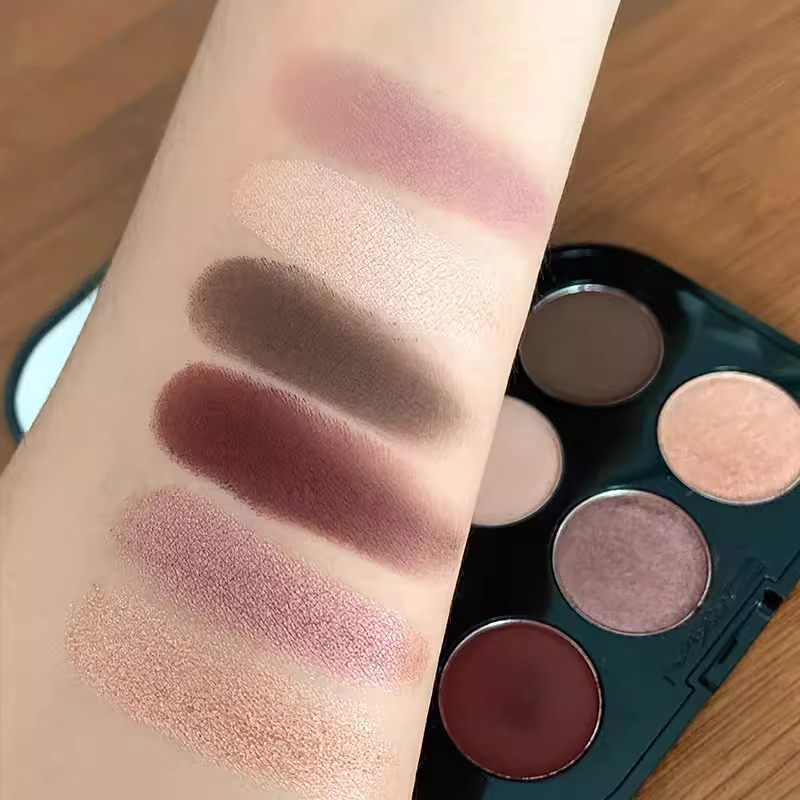 4款热门彩妆实测报告:魅可哥特盘晕染技巧、郑瑄茉氧化问题…新手必看避坑指南